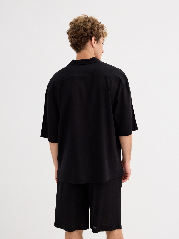 Camisa de manga curta preta preto vista meia traseira