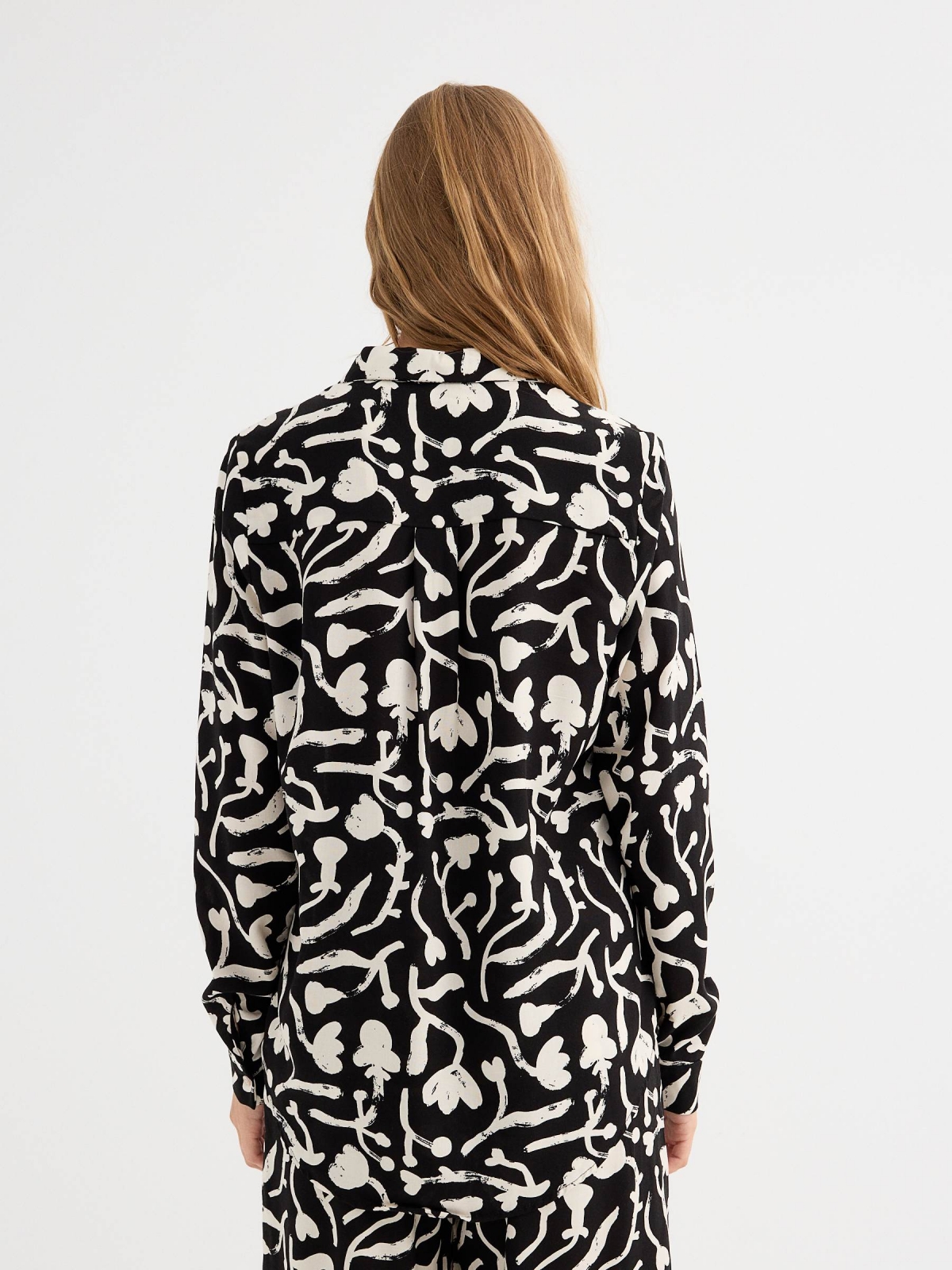 Camisa manga larga estampada negro vista media trasera