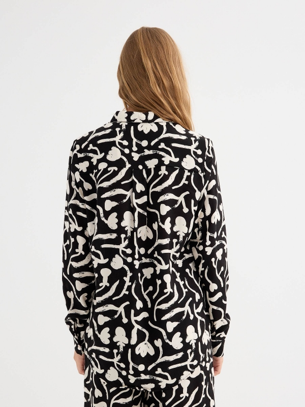Camisa manga larga estampada negro vista media trasera