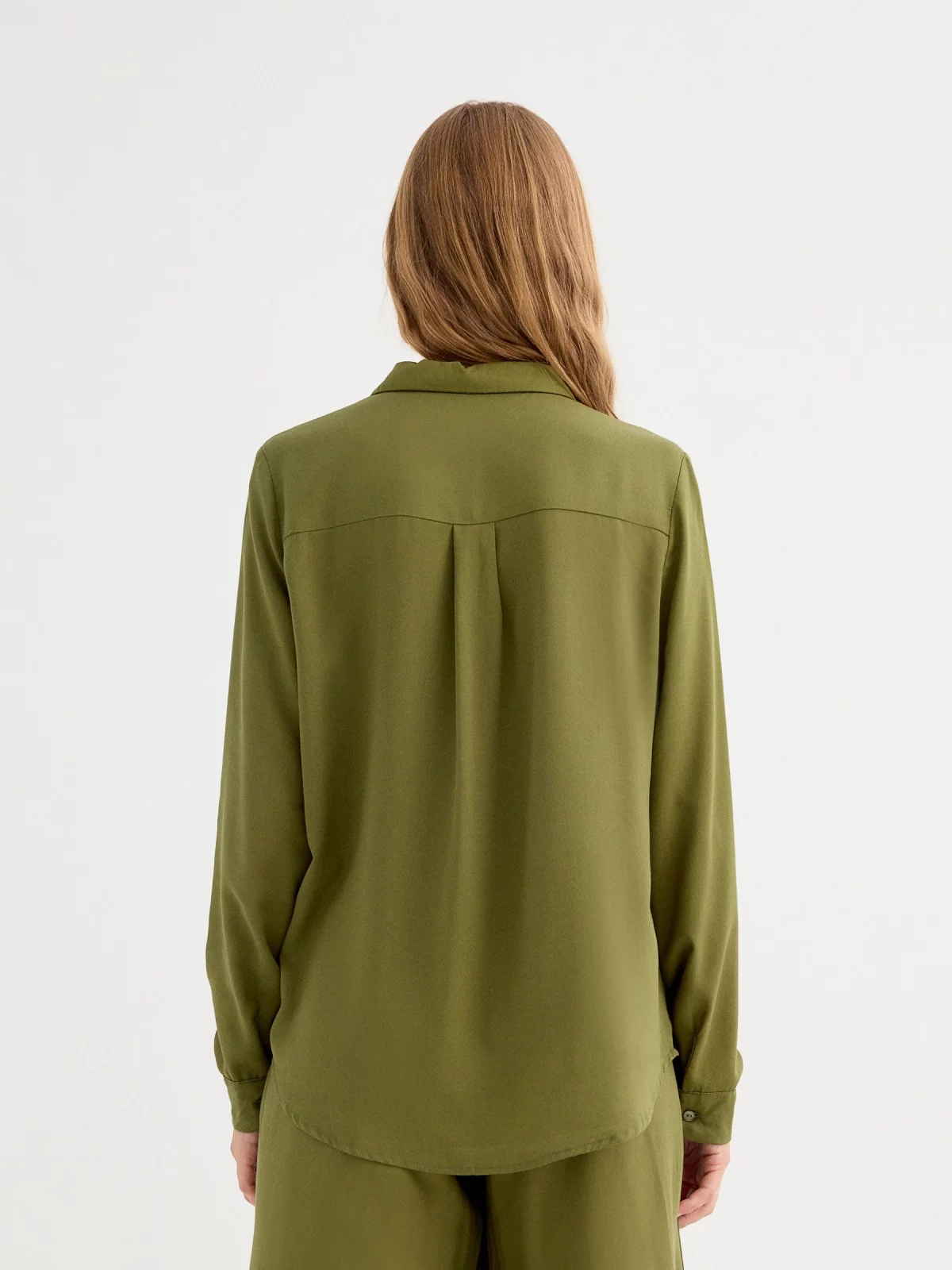 Camisa manga larga fluida verde vista media trasera
