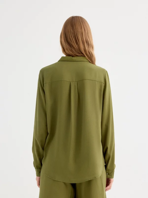 Camisa manga larga fluida verde vista media trasera