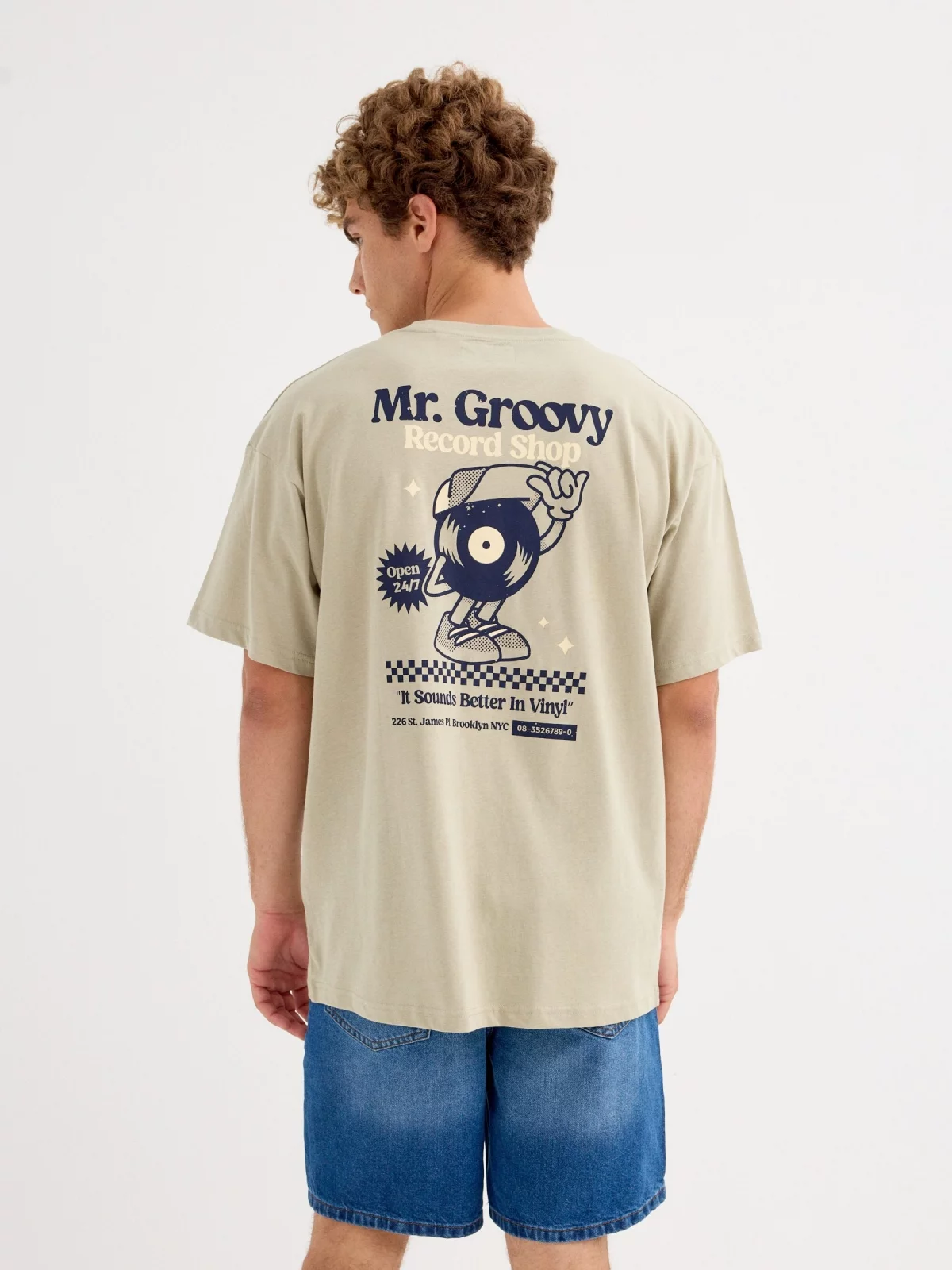 Camiseta Mr Groovy verde grisáceo vista media trasera
