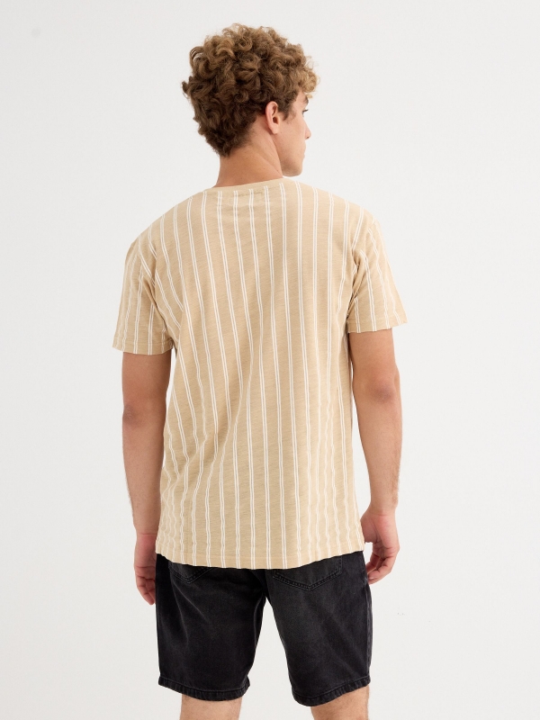 Camiseta listras verticais areia vista meia traseira