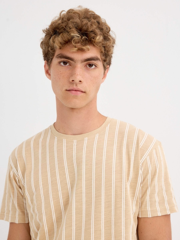  Vertical striped shirt sand