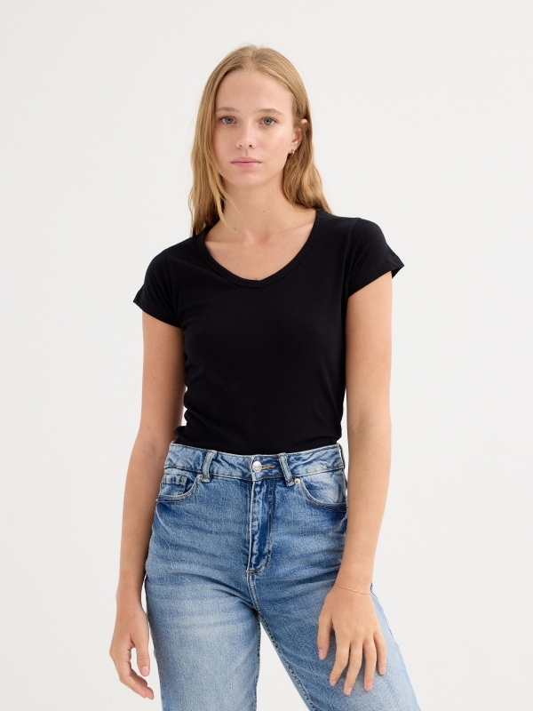 Camiseta básica cuello pico negro vista media frontal