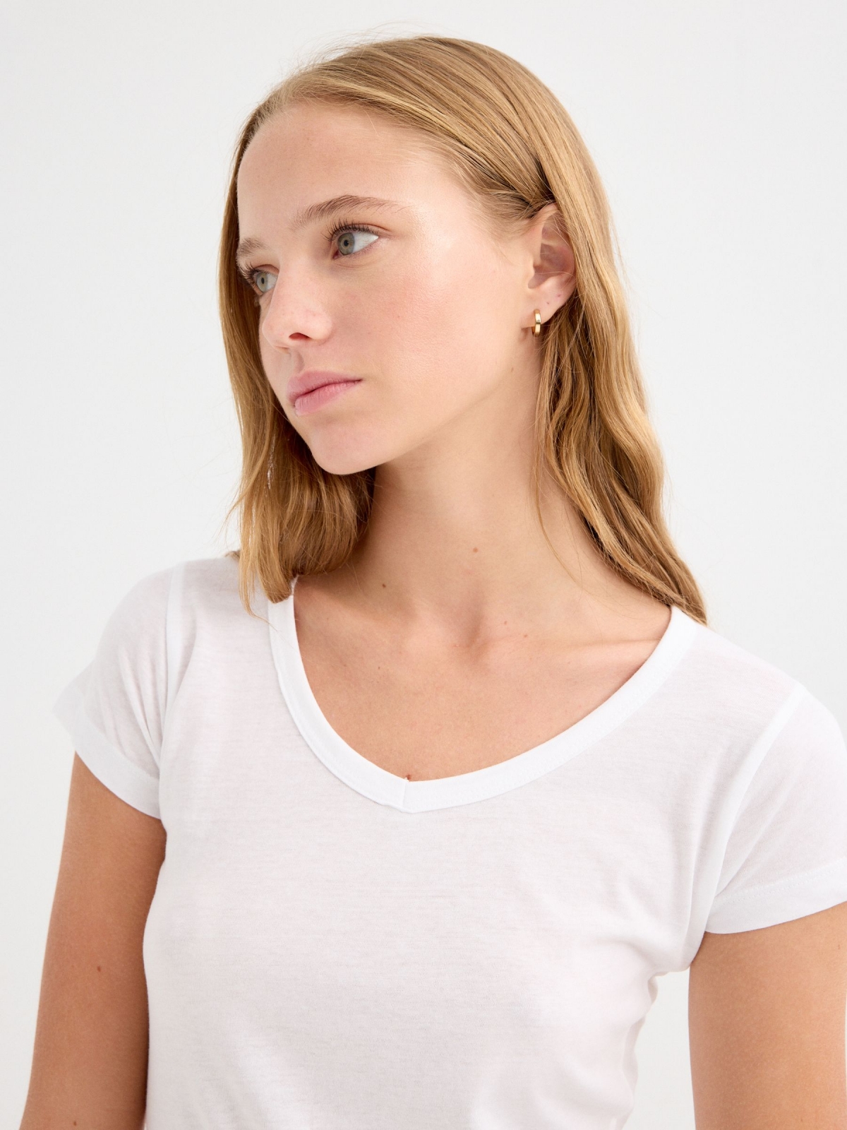 Camiseta básica cuello pico blanco vista detalle