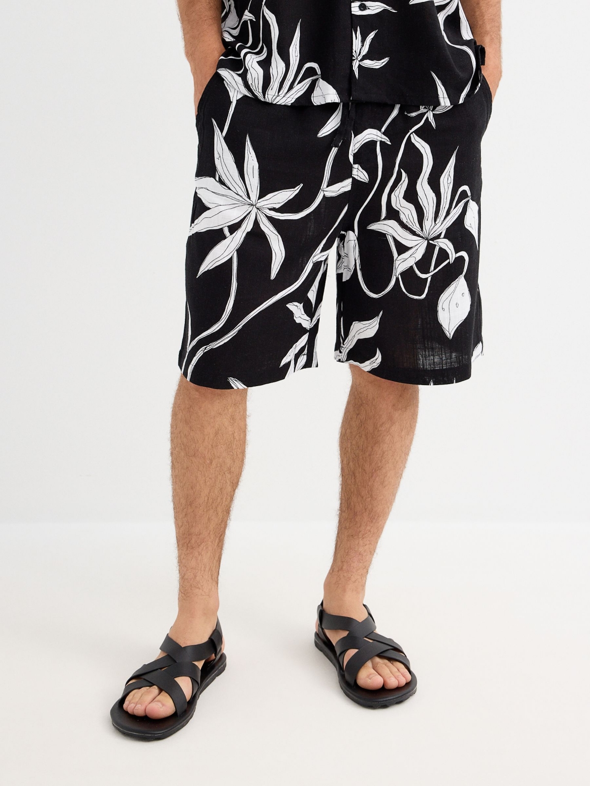 Short sleeve floral shirt black detail view