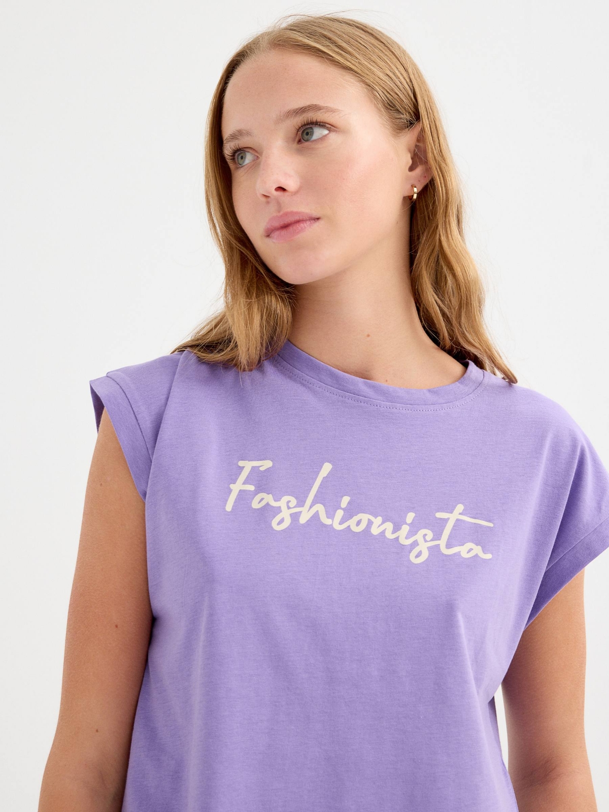 Camiseta sem mangas fashionista lilás vista detalhe
