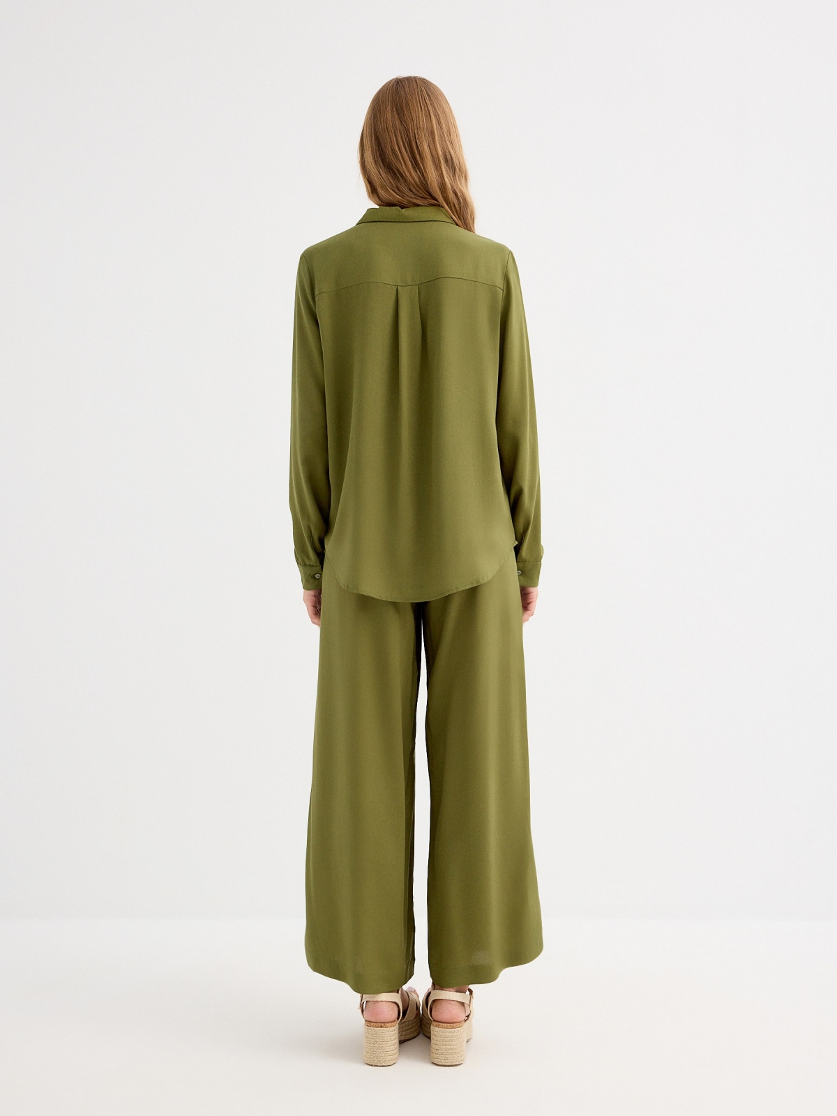 Pantalón wide leg verde vista media frontal