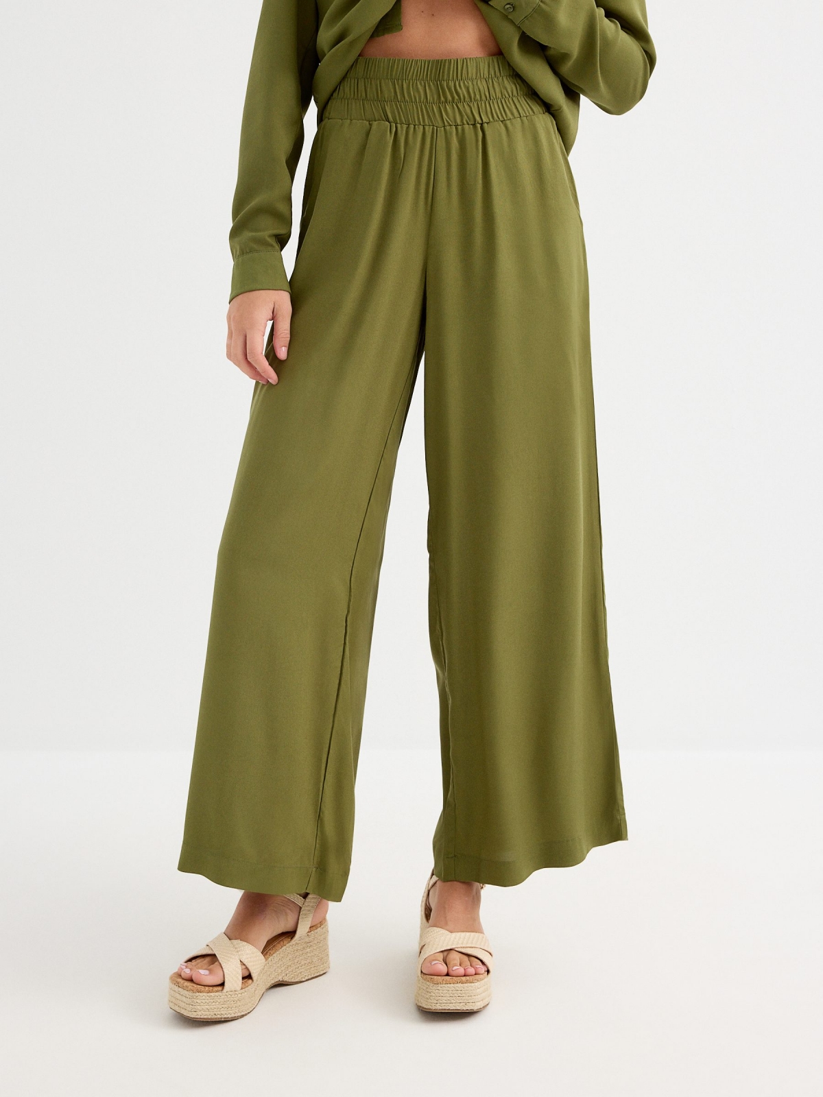 Pantalón wide leg verde vista media trasera