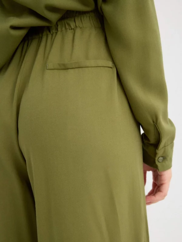 Wide leg pants green detail view