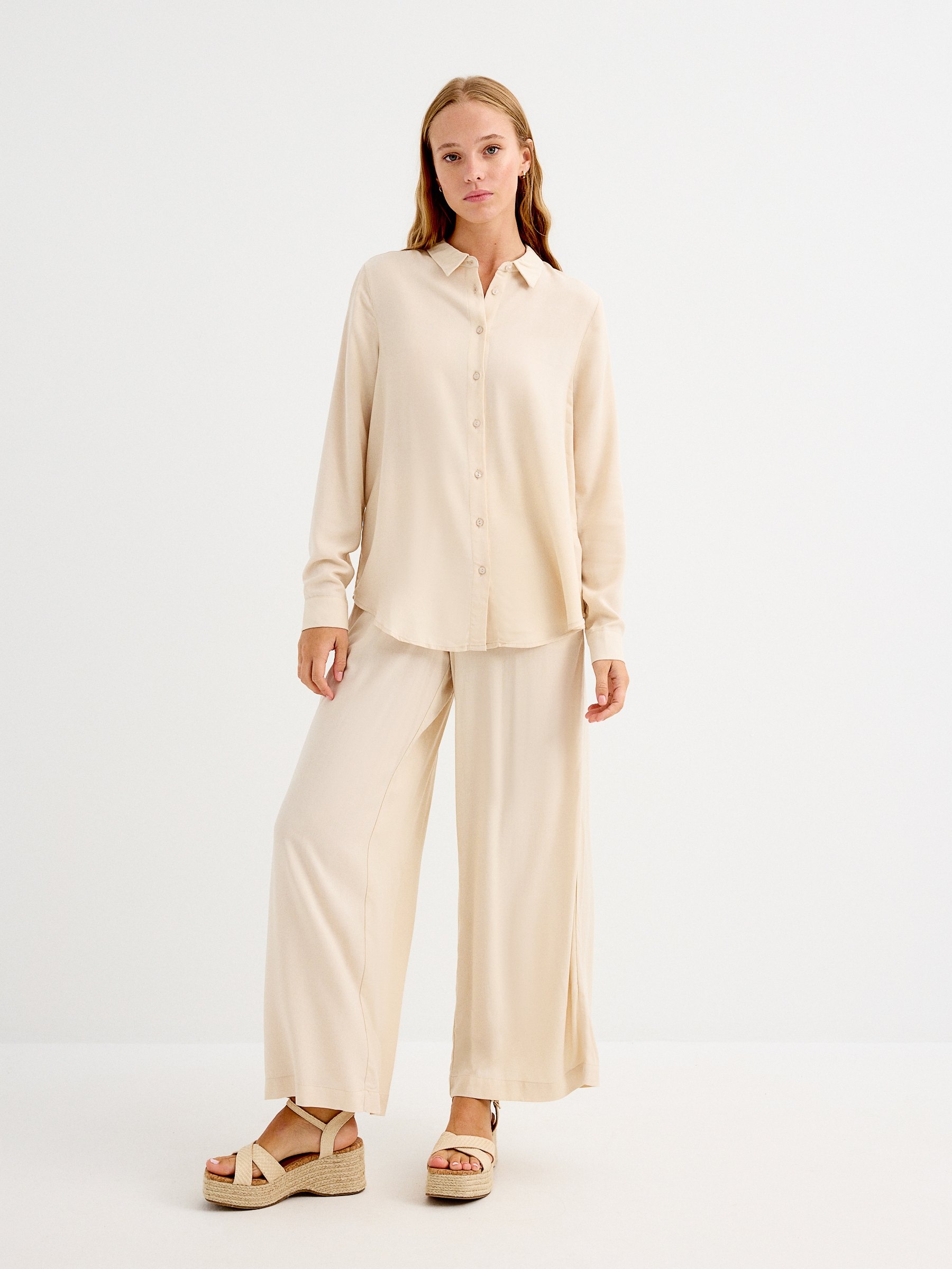 Calça wide leg areia vista geral frontal