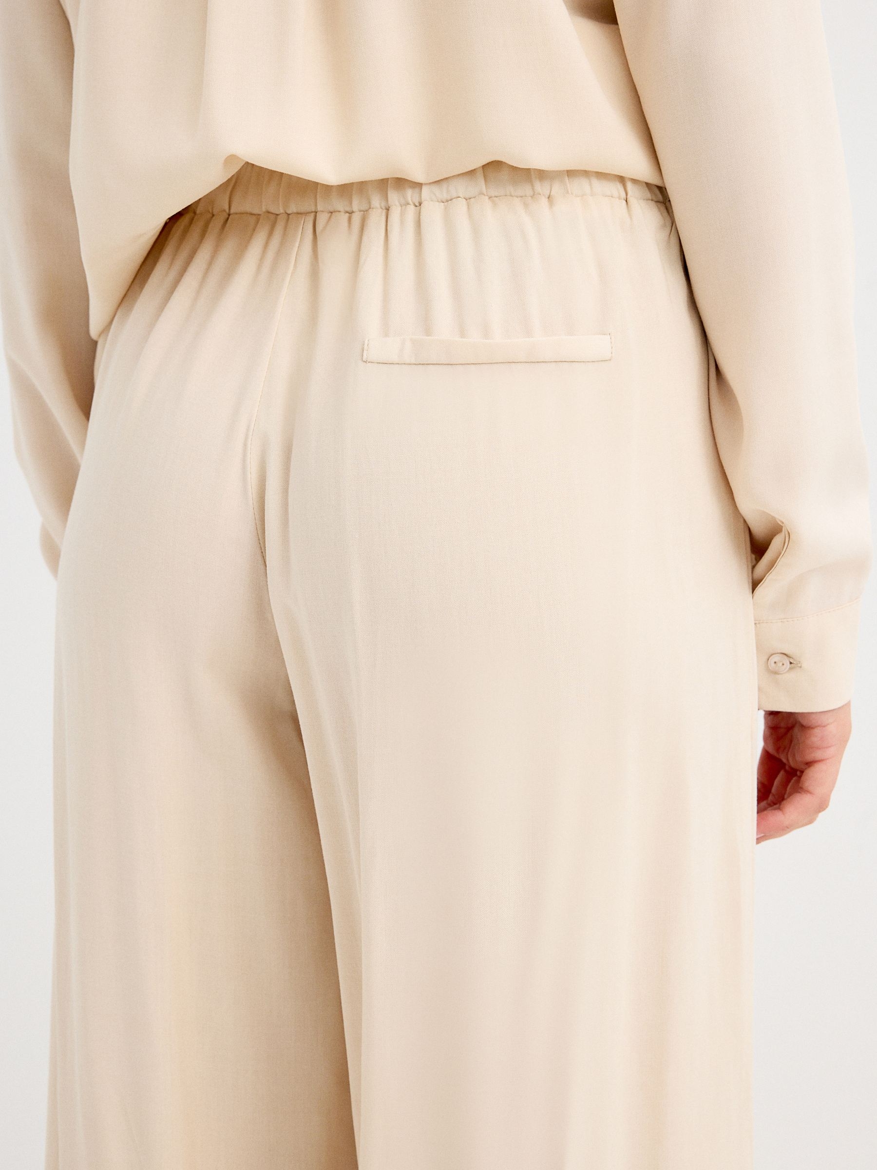 Calça wide leg areia vista geral frontal