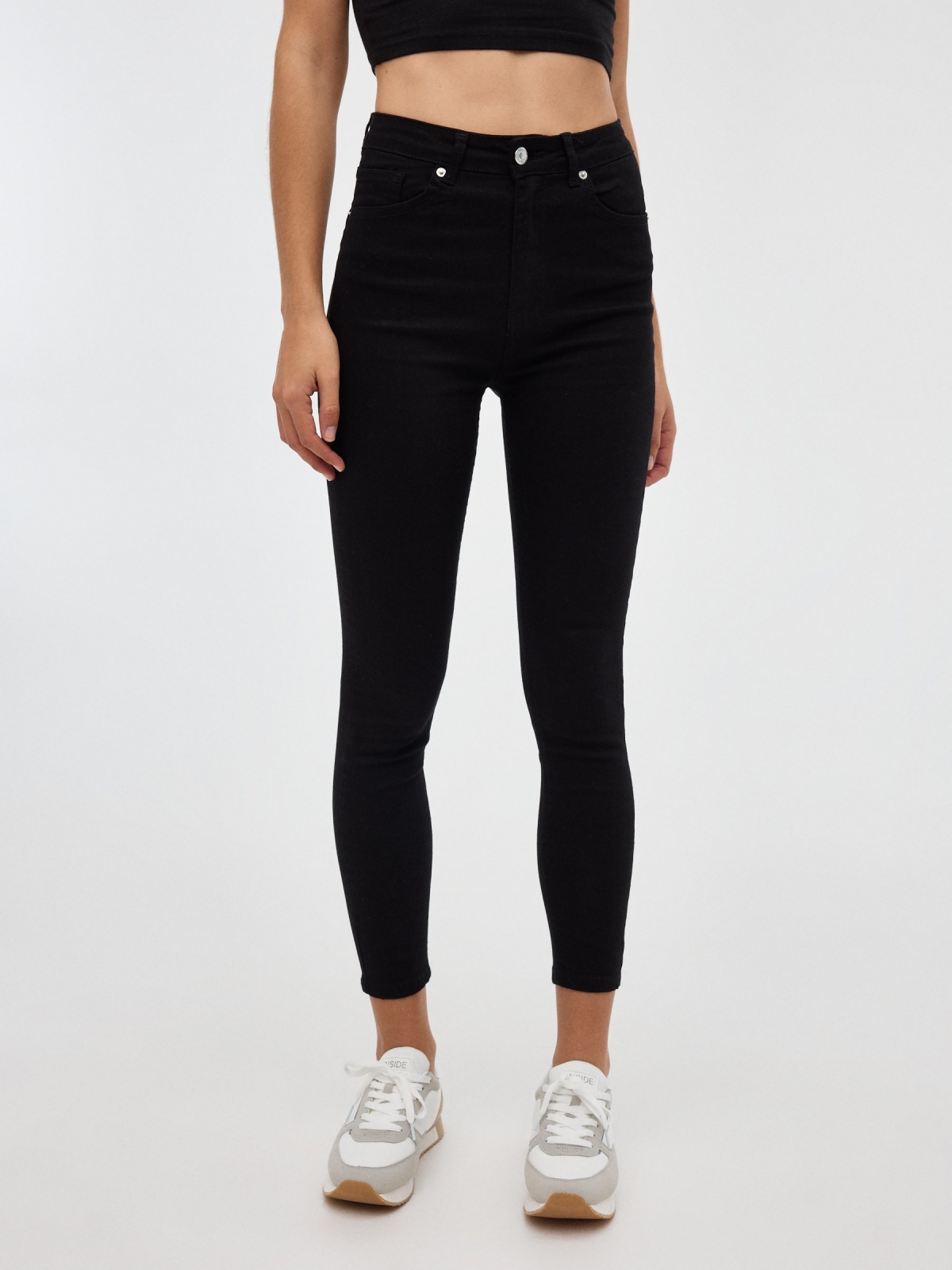 Pantalón básico skinny negro vista media frontal