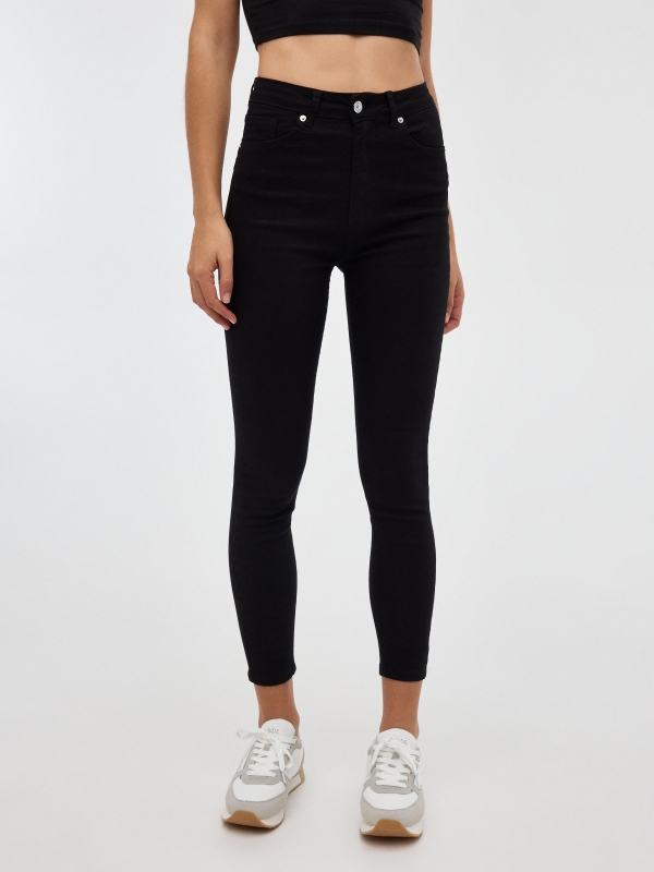 Pantalón básico skinny negro vista media frontal