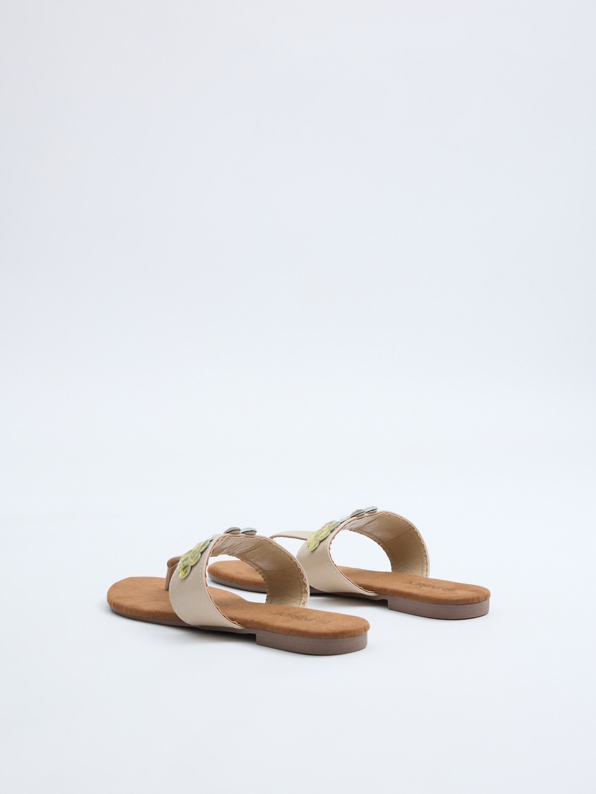 Sandalias brillos flor crudo vista trasera 45º