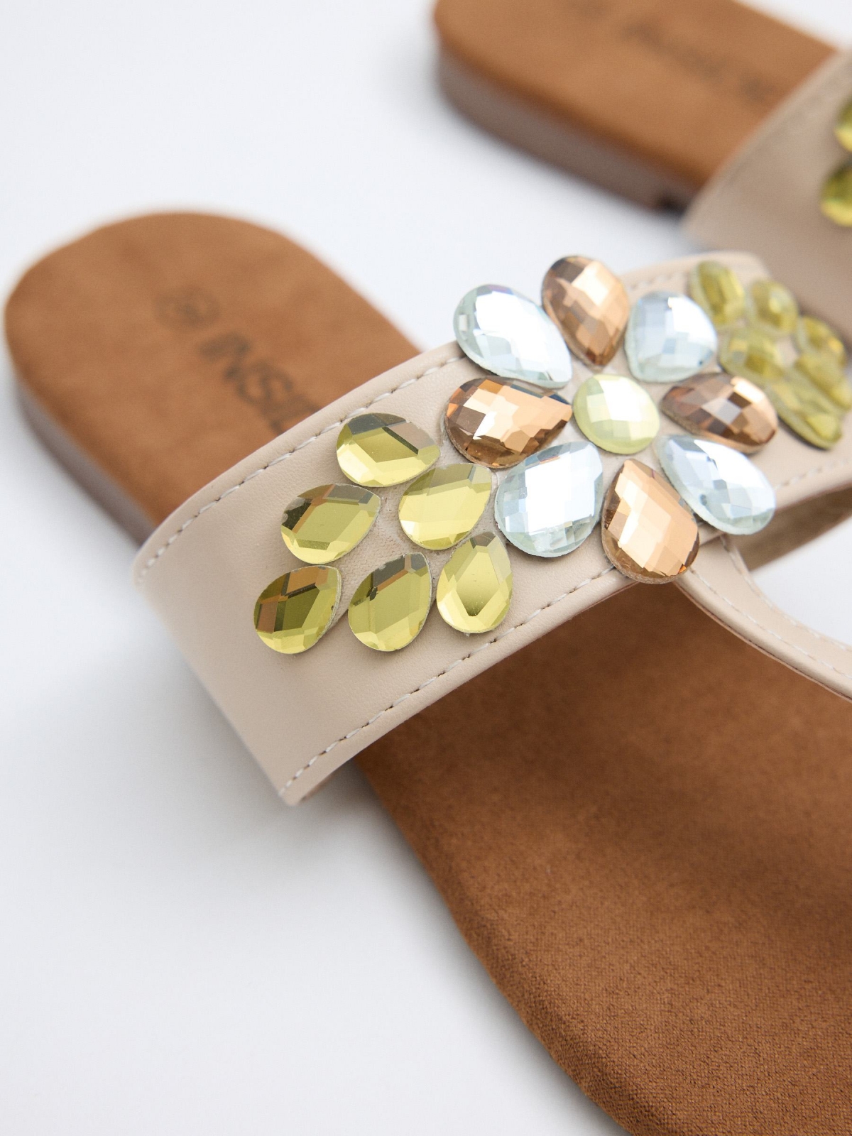Sandalias brillos flor crudo vista cenital