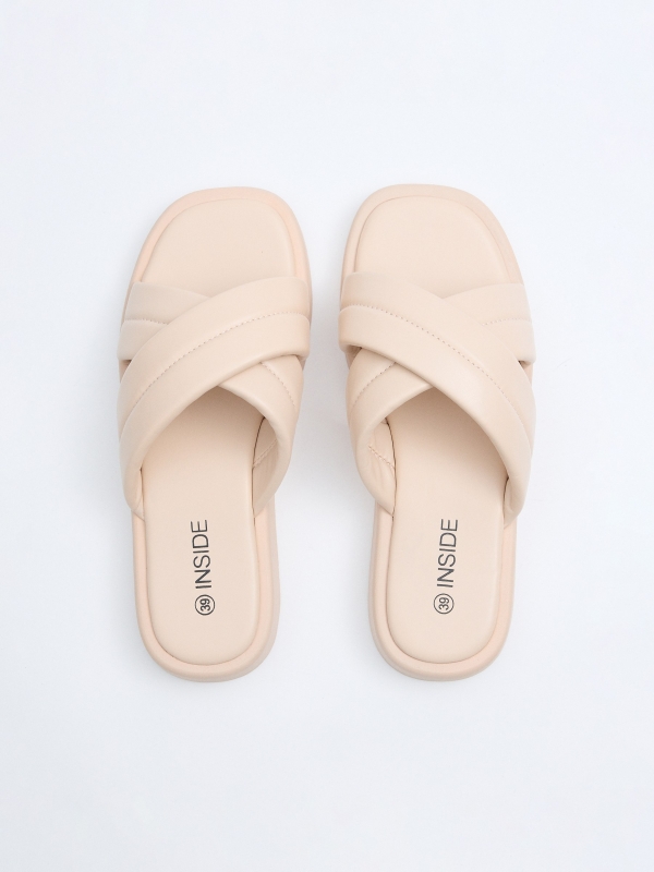 Sandalias tiras acolchadas crudo con modelo