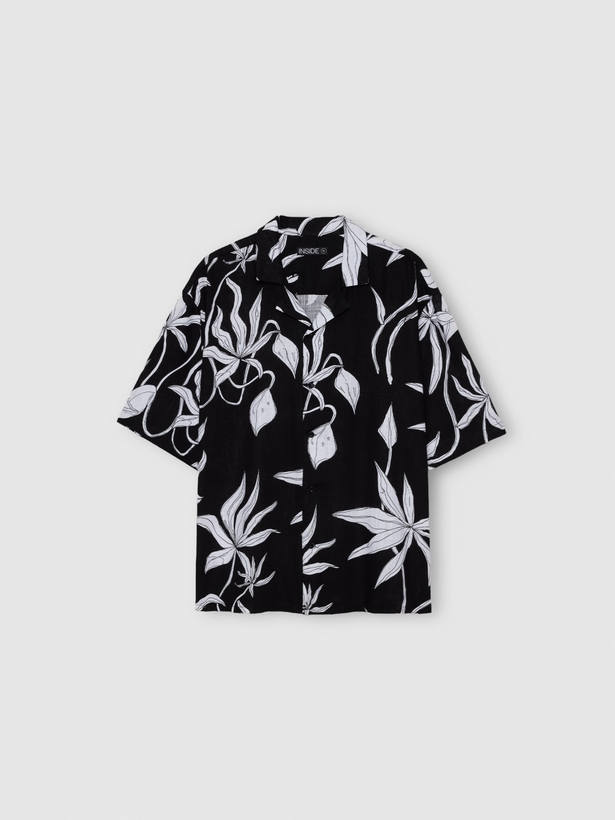 Camisa flores manga curta preto vista detalhe