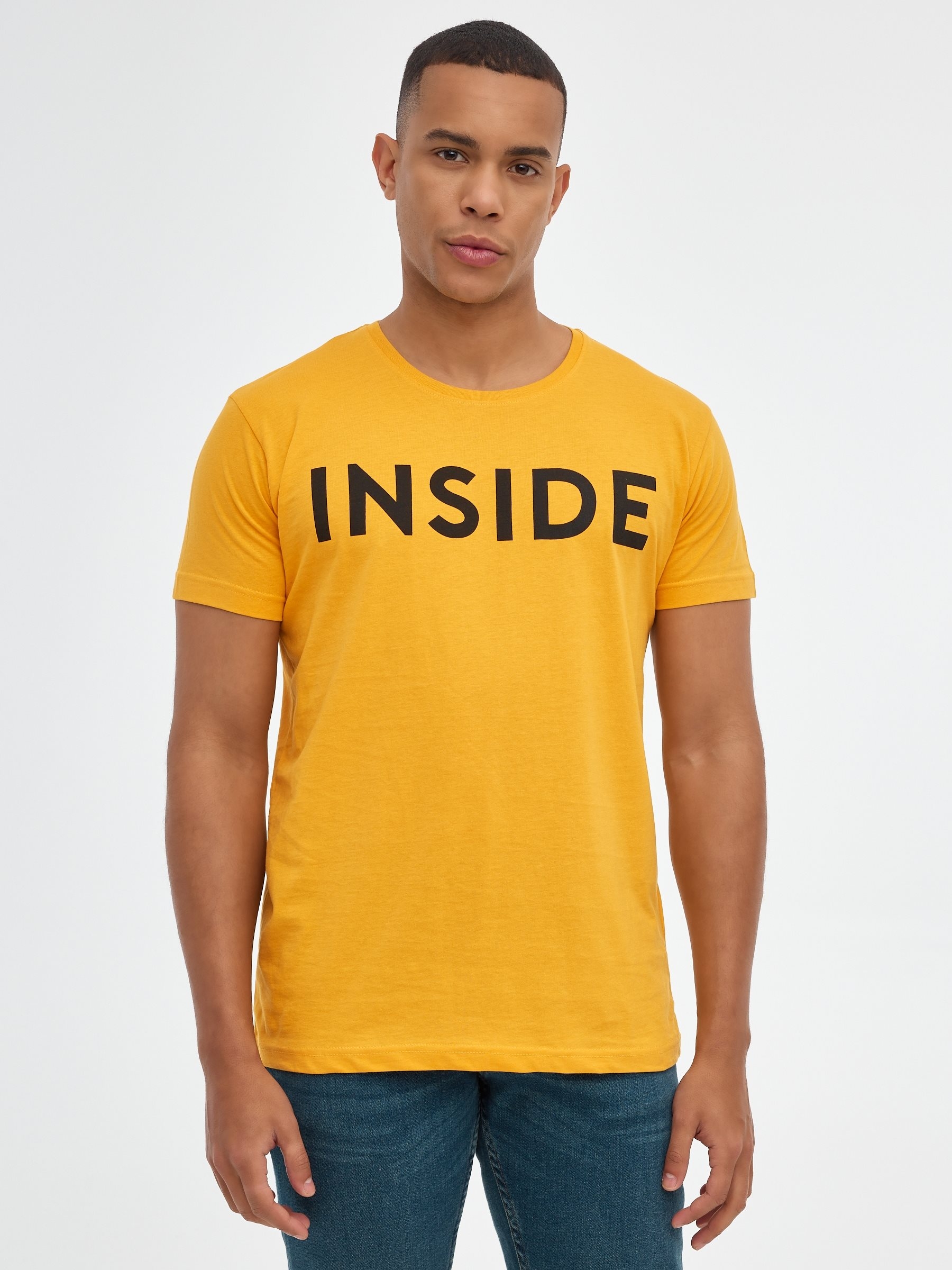 T-shirt básica INSIDE ocre vista meia frontal