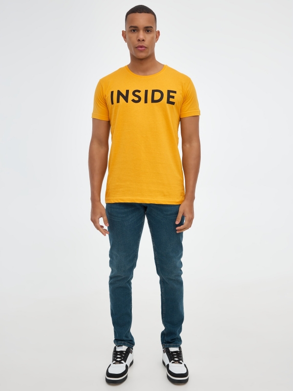 T-shirt básica INSIDE ocre vista geral frontal