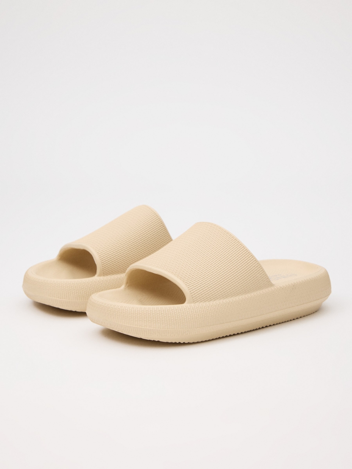 Chinelo de praia com plataforma areia vista frontal 45º