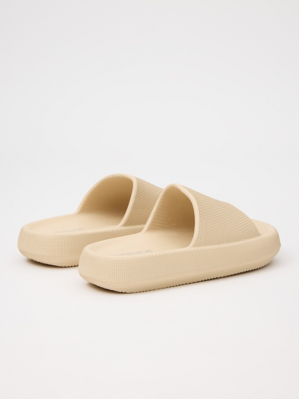 Chinelo de praia com plataforma areia com modelo