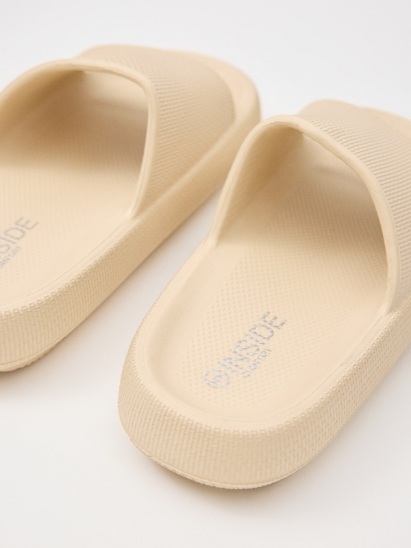 Chinelo de praia com plataforma areia vista traseira 45º