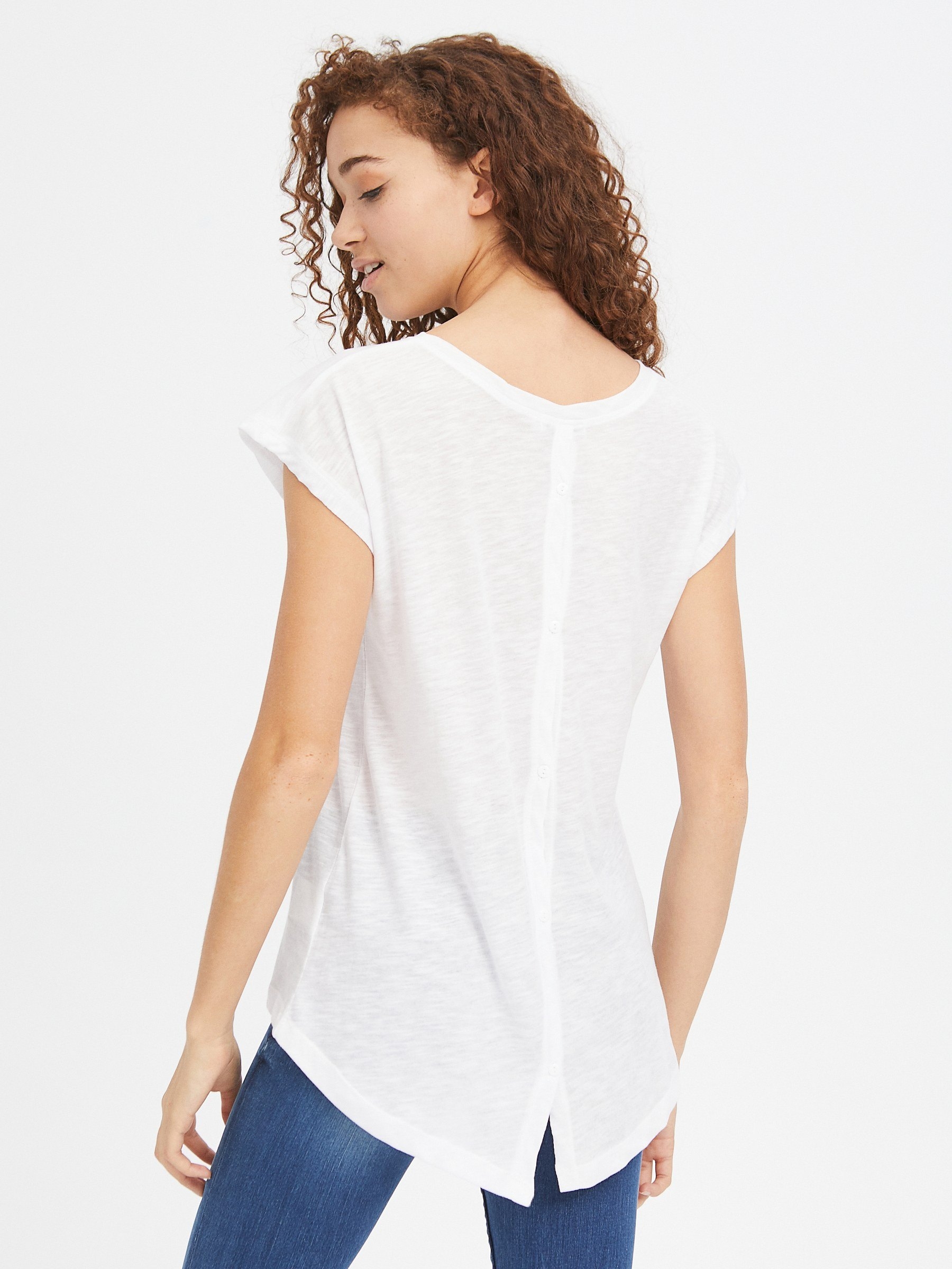 Camiseta botões costas branco vista meia frontal