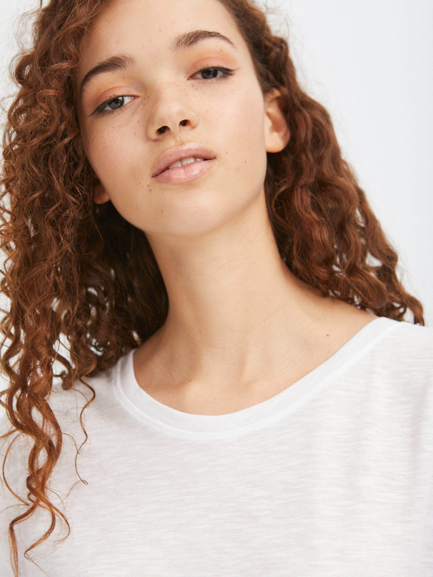 Camiseta botões costas branco vista meia frontal