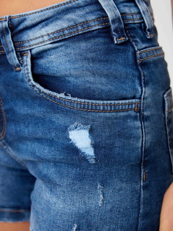 Low-rise denim shorts blue detail view