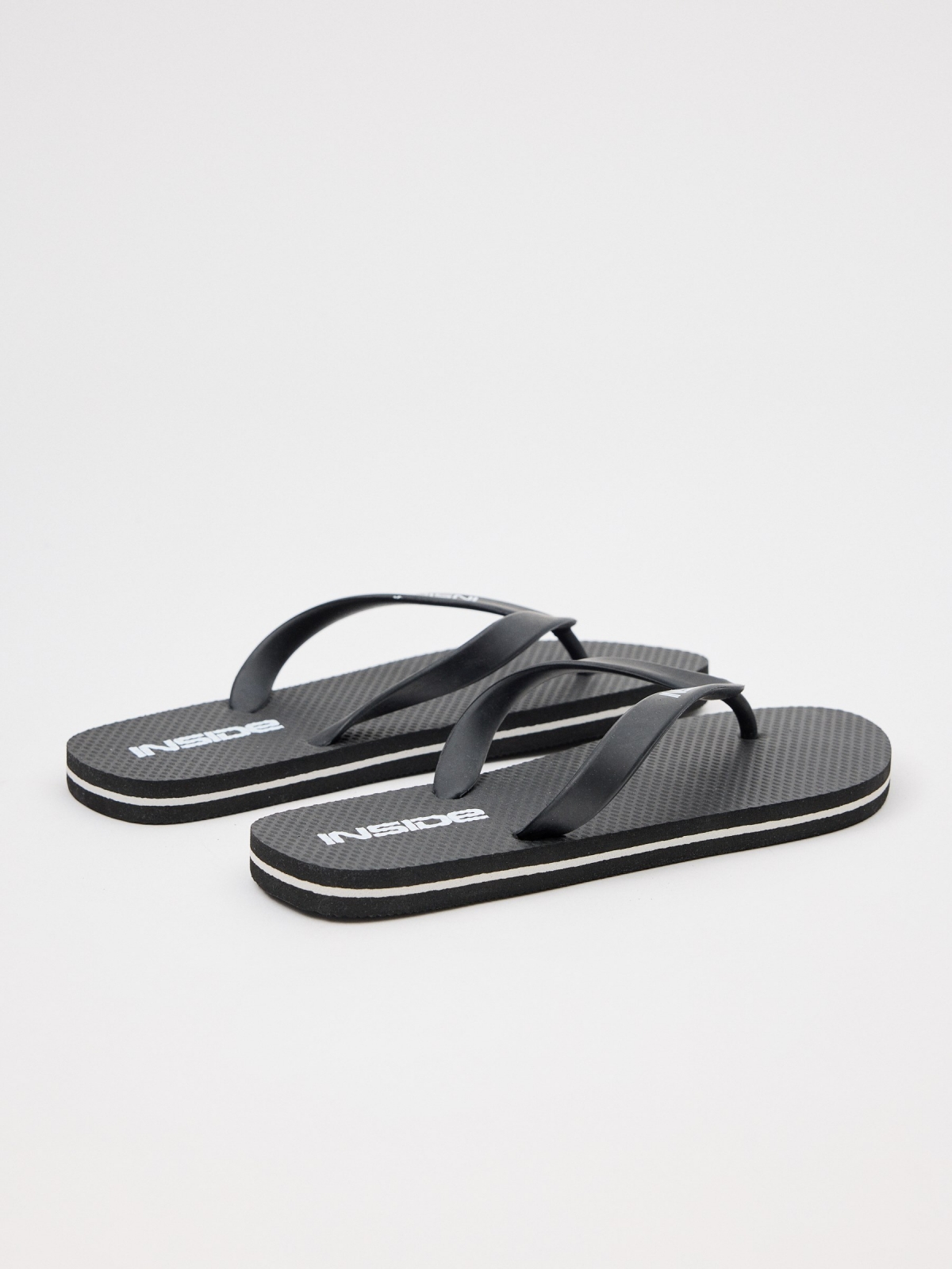 Black flip-flops black 45º back view