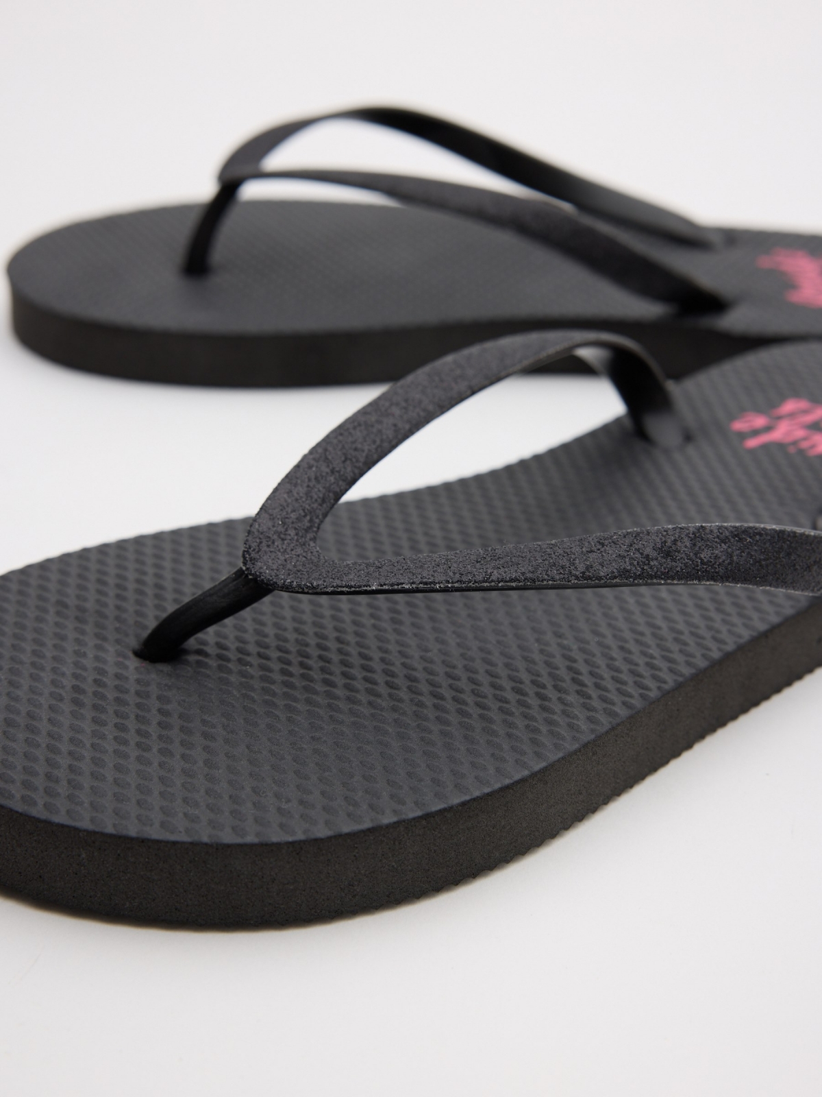 Black toe flip-flop black detail view