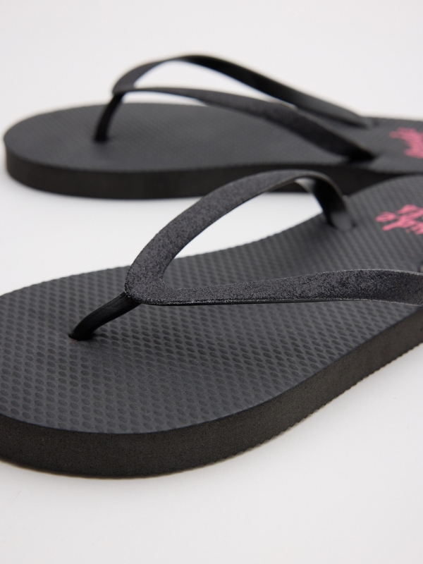 Black toe flip-flop black detail view