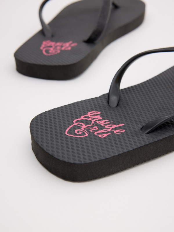 Black toe flip-flop black detail view