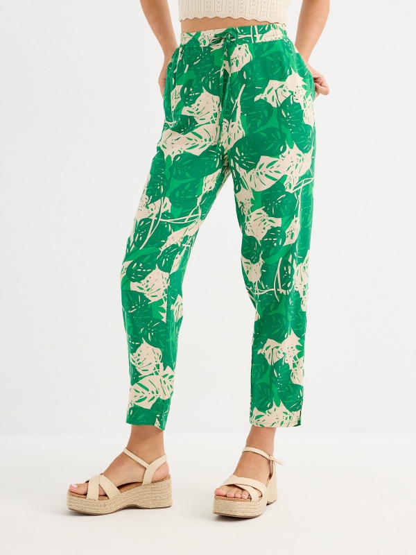 Pantalón jogger tropical esmeralda vista media frontal