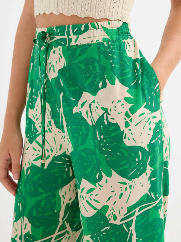 Pantalón jogger tropical esmeralda vista detalle