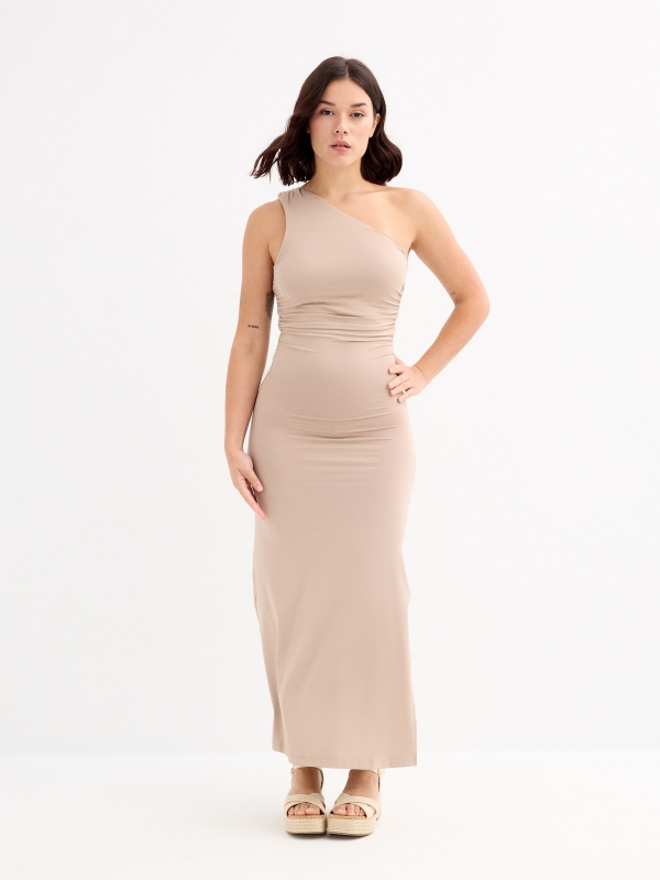 Vestido maxi asimétrico y fruncido taupe vista media frontal