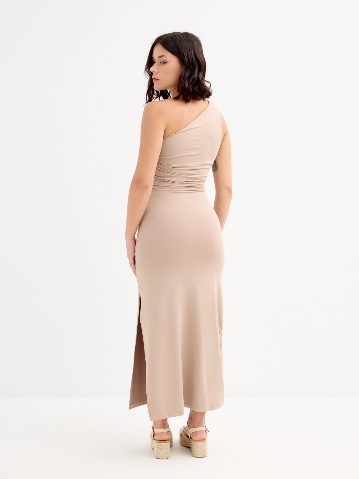 Vestido maxi asimétrico y fruncido taupe vista media trasera