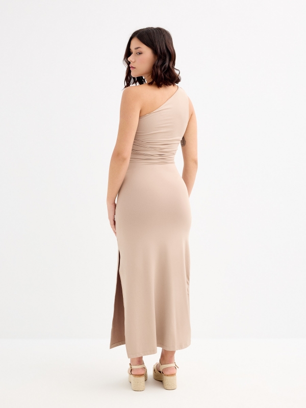 Vestido maxi asimétrico y fruncido taupe vista media trasera