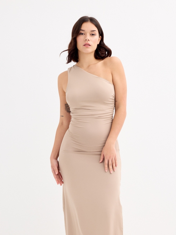 Vestido maxi asimétrico y fruncido taupe vista general frontal