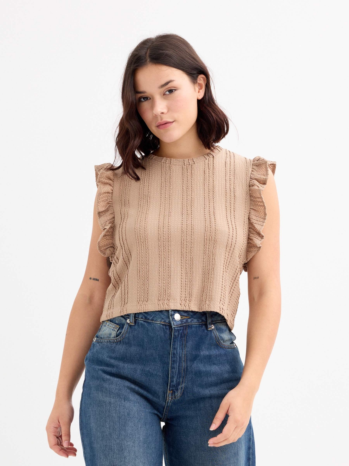 Camiseta volantes crop taupe vista media frontal