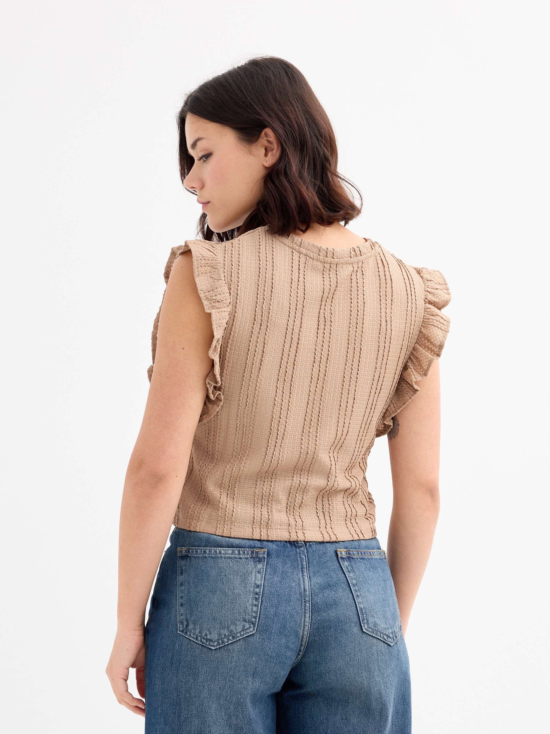 Camiseta volantes crop taupe vista media frontal