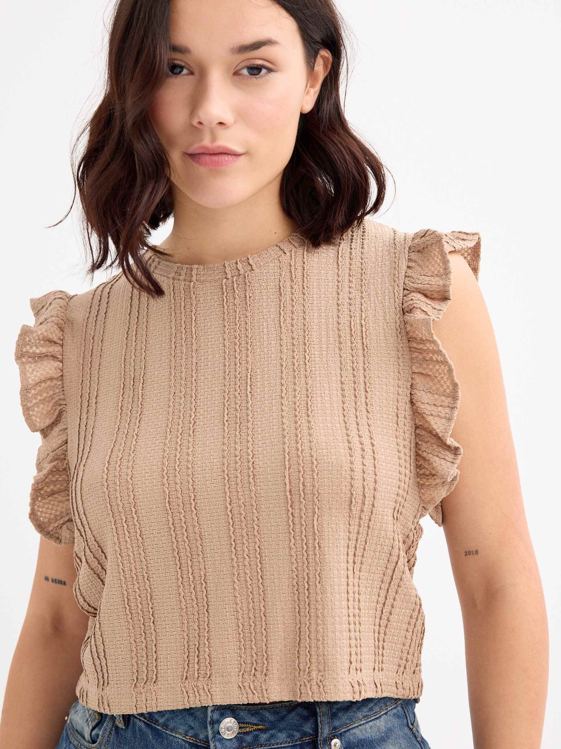 Camiseta volantes crop taupe vista media frontal