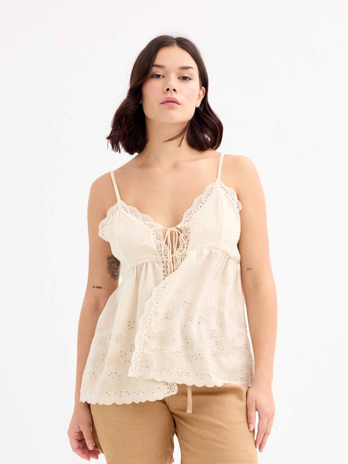 Tops bordados com renda areia vista meia frontal