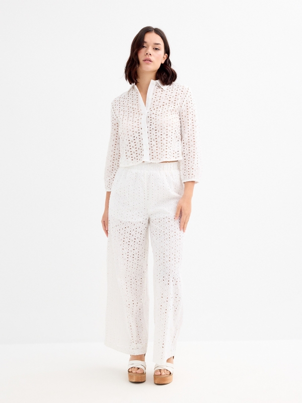 Calça fluida bordada branco vista geral frontal