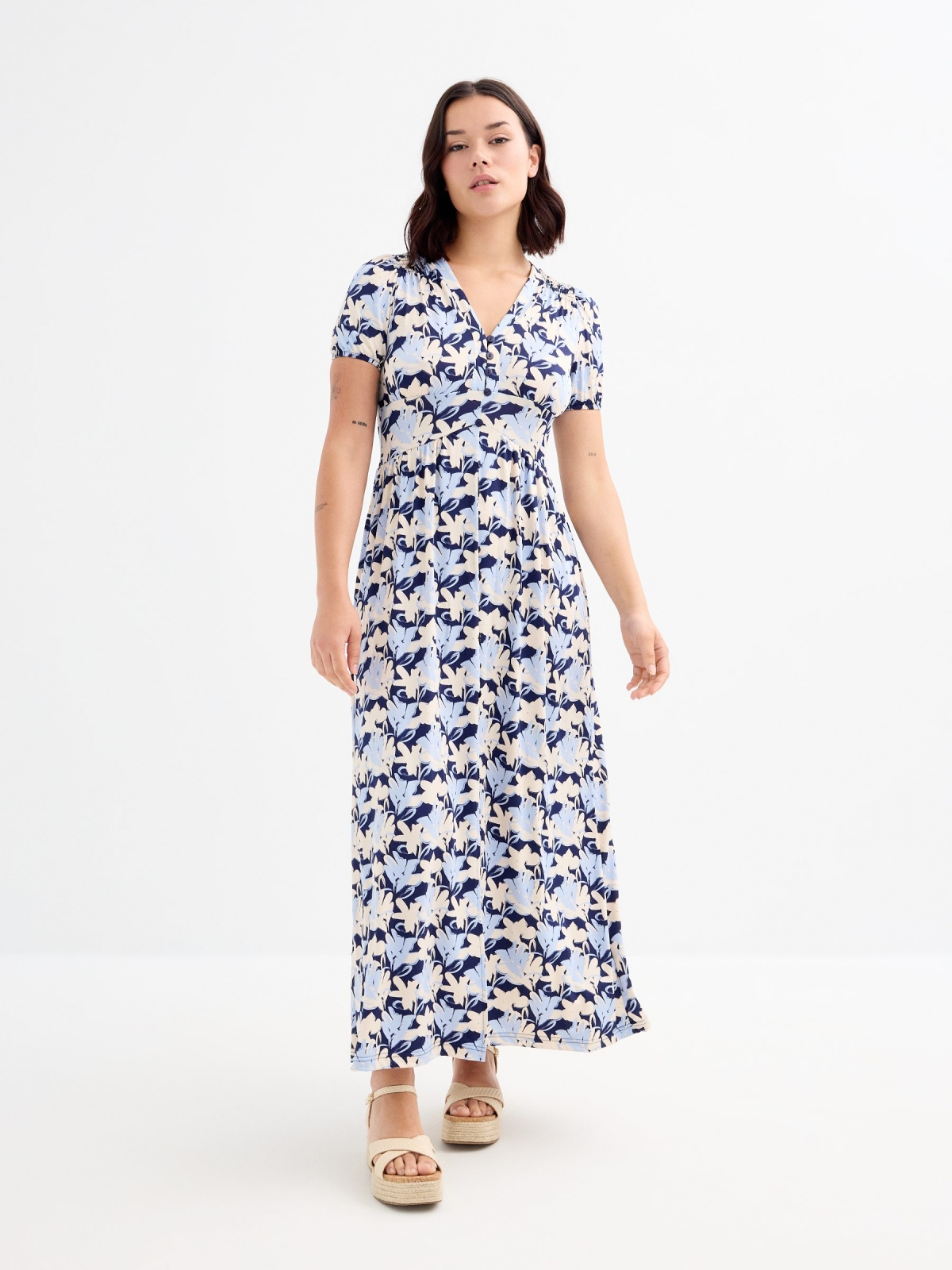 Vestido longo estampado flores azul marinho vista meia frontal