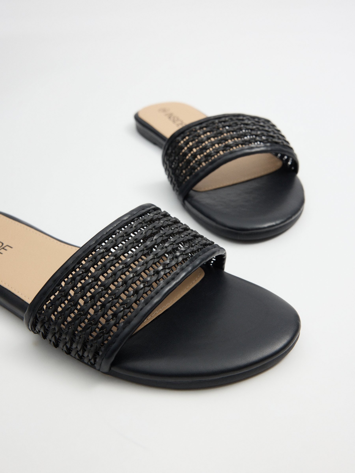 Flat mesh sandal black detail view