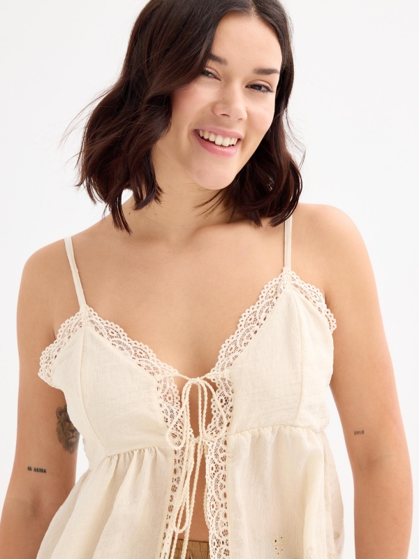 Tops bordados com renda areia vista detalhe