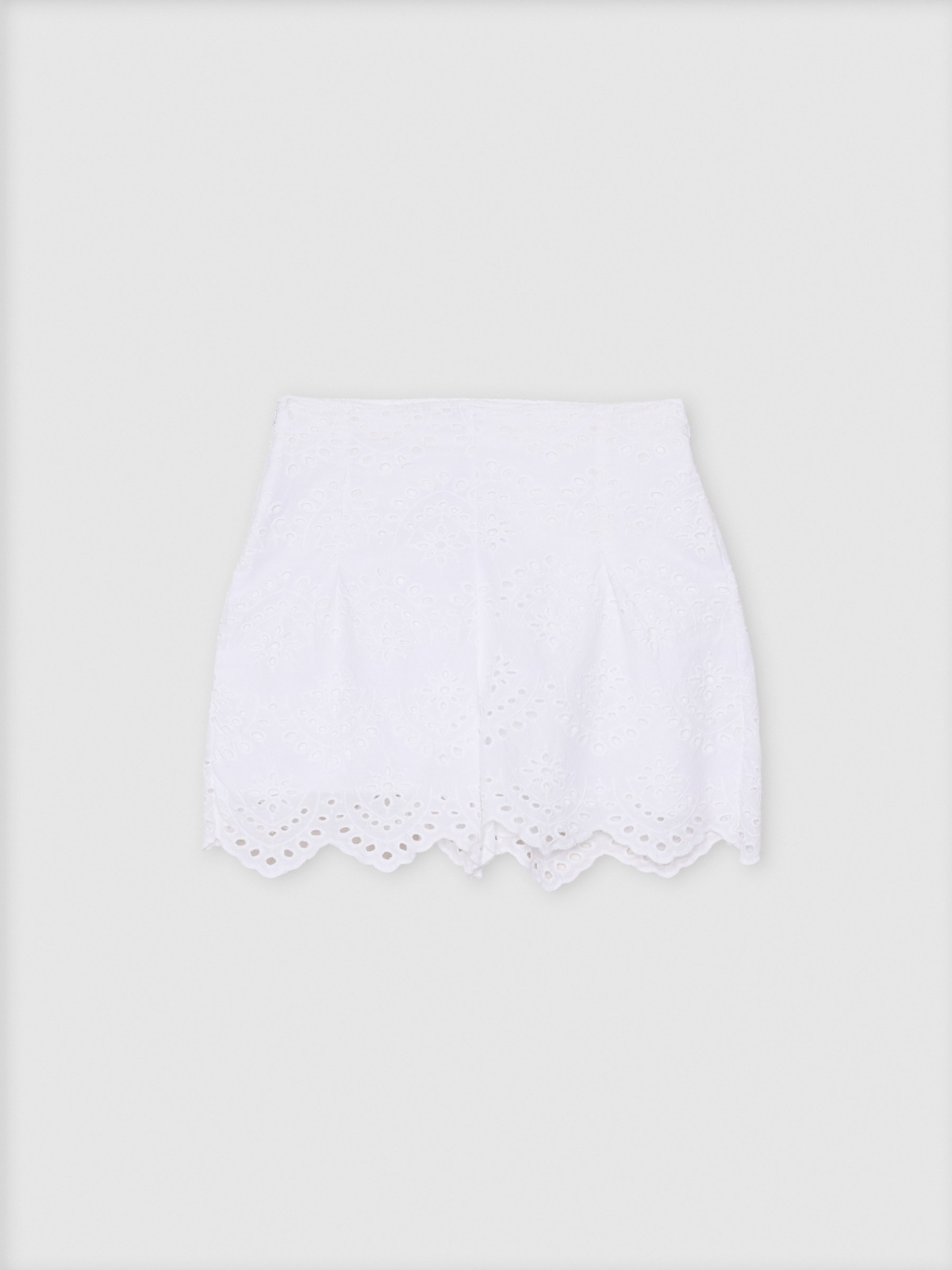 High-waisted shorts with embroidery white detail view